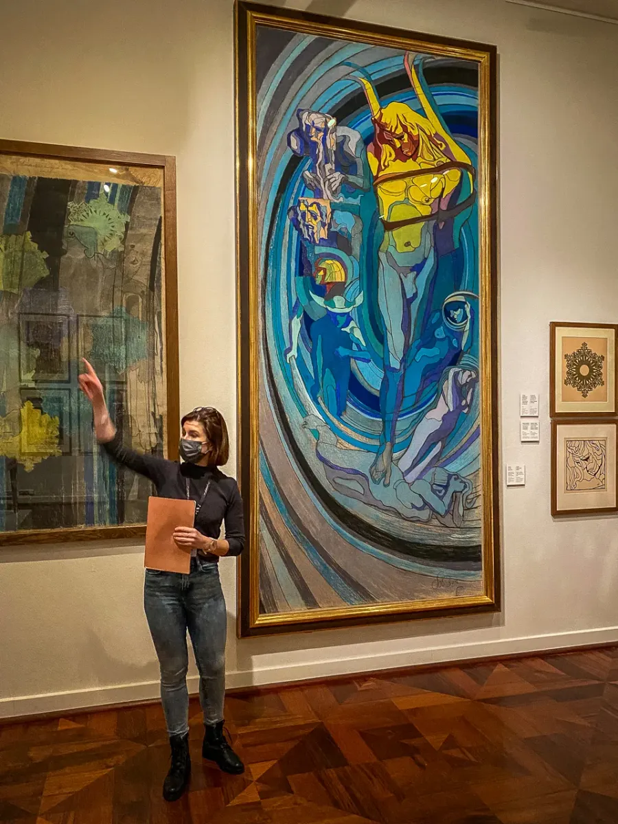 Przewodnik opowiada w galerii sztuki